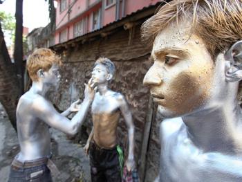 胡里节上的银人